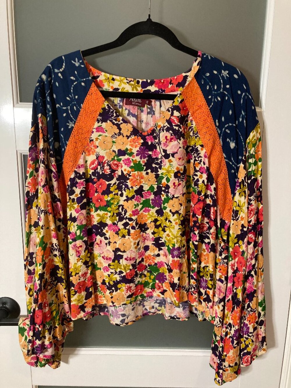 NWT Avani Del Amour Boho Mixed Print Floral Lace Accent V-Neck Blouse - Size S